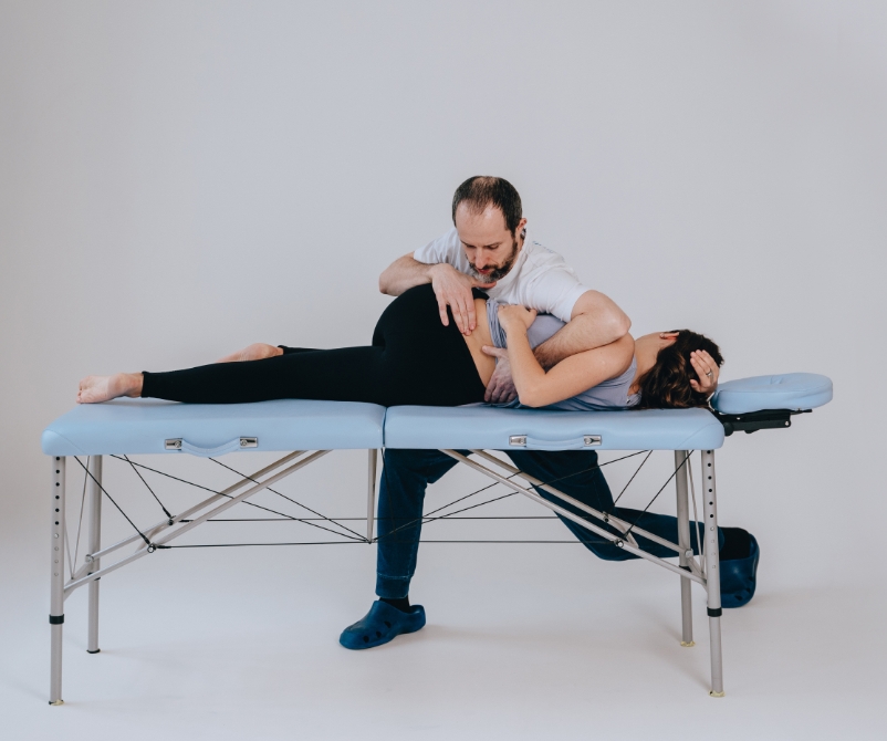 Fizjoterapeuta w pomarańczowym stroju